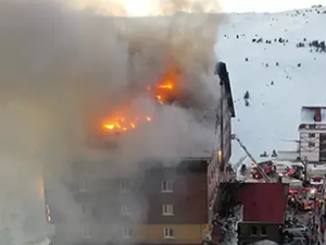 Dix morts lors d'un incendie d'un hôtel entièrement détruit par les flammes dans une station de ski