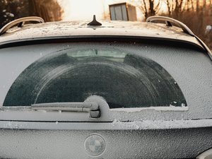 Face au gel et au froid, faut-il jeter de l'eau chaude pour dégivrer plus rapidement son pare-brise ?