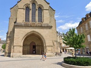 Un homme nu et armé d'un couteau abattu par la police à Brive : deux enquêtes sont ouvertes, voici les premiers éléments donnés par la procureur