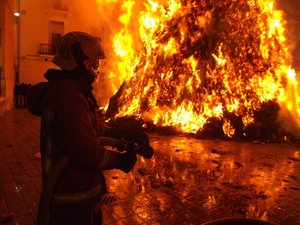 Un nouvel incendie spectaculaire sévit à Los Angeles : 4000 hectares ont déjà brûlé et 31 000 personnes doivent être évacuées