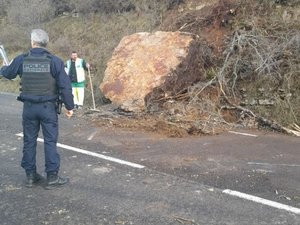 Effondrement d'un bloc de 30 tonnes sur la route près de Millau : un camping-car a été touché, cet axe très fréquenté ferme jusqu'à nouvel ordre