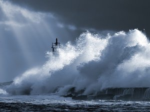 Tempête Eowyn : des rafales de vent à plus de 150 km/h frappent les îles britanniques, 32 départements passent en vigilance en France