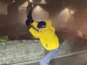 VIDEO. Tempête Eowyn : quand un journaliste météo a du mal à tenir debout en enregistrant des rafales à 184 km/h en Irlande