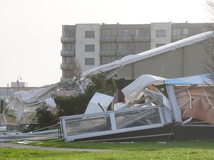 Tempête Eowyn : les rafales de vent frôlent les 200 km/h, alerte rouge en Irlande où 700 000 foyers sont privés d'électricité