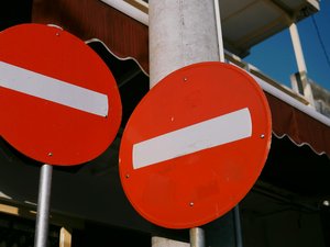 Pour avoir roulé en sens interdit, le dealer prend la fuite, jette la drogue par la vitre, s'échappe à pied et se blesse sur un grillage