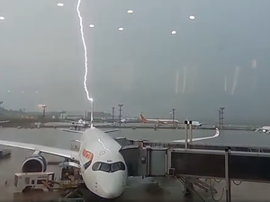 VIDÉOS. Les images spectaculaires de plusieurs éclairs qui frappent la queue d'un Airbus sur un aéroport, un phénomène pourtant courant