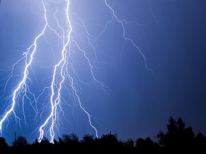 Orages : 38 départements placés en vigilance ce soir, l'Ille-et-Vilaine toujours en alerte rouge à cause des crues