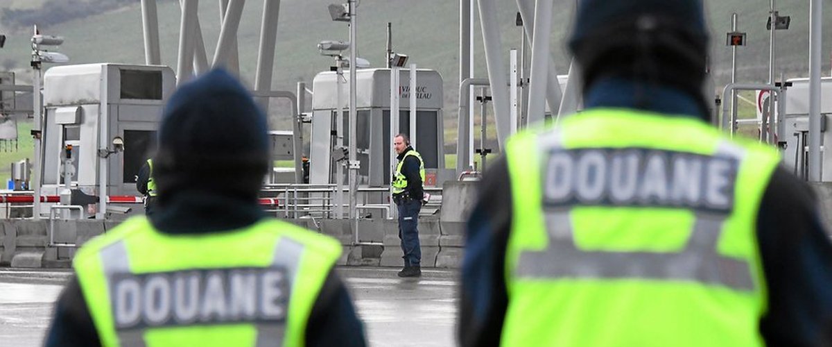 Des cartons de déménagement intriguent les douaniers : pas de meubles mais une belle trouvaille dans le tracteur routier italien