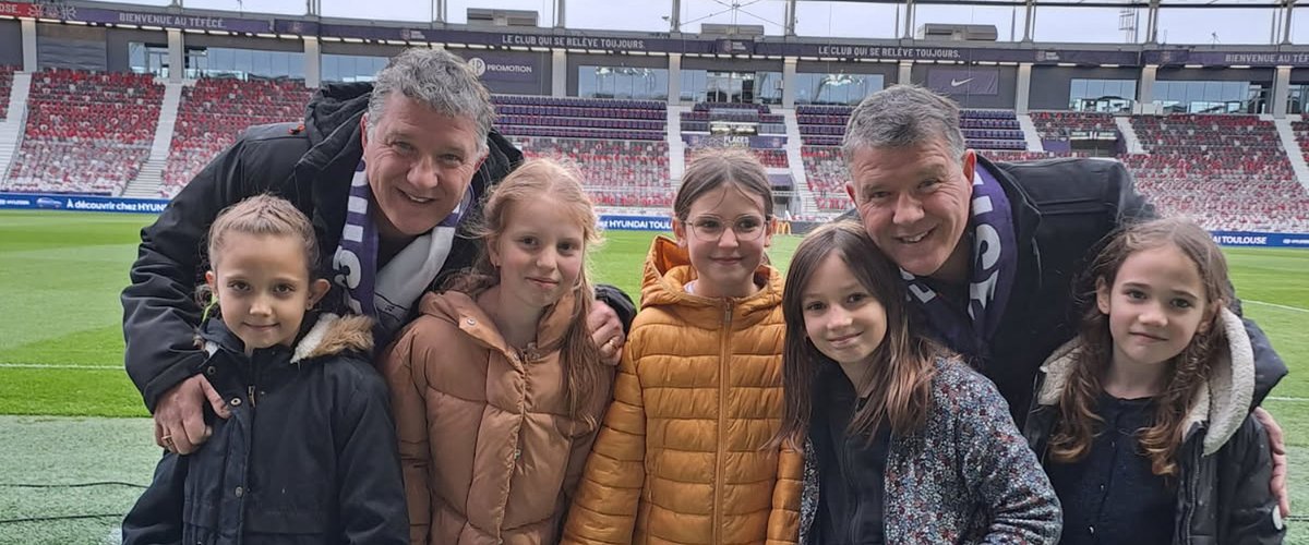 Les 30 000 personnes se sont levées et ont chanté avec nous : le beau moment des Jumeaux qui ont chanté leur Se Canto au Stadium de Toulouse