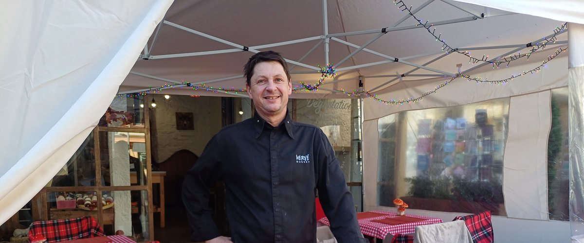 Une pause fromage sur cette place de Rodez grâce à la table du comptoir d’Hervé