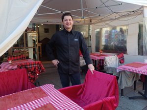 Une pause fromage sur cette place de Rodez grâce à la table du comptoir d'Hervé