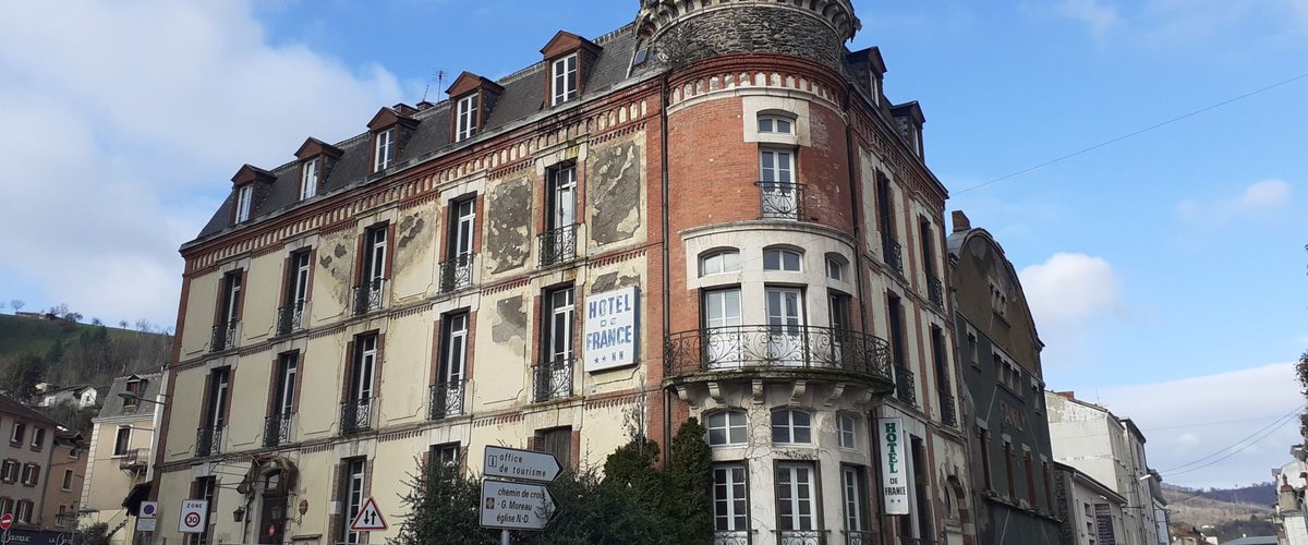 Les murs sont imbibés d'eau, des pierres sont tombées : à Decazeville, l’Hôtel de France pourra-t-il être sauvé ?