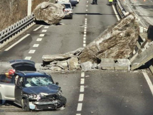 L'éboulement de deux énormes rochers sur la RN90 rend très difficile l'accès aux plus grandes stations de Savoie