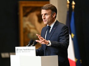 Les vacances scolaires bientôt raccourcies ? Favorables, Emmanuel Macron et Elisabeth Borne relancent le débat