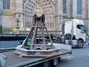 L'image du jour : après la vierge et le campanile, le support de cloche descendu à son tour de la cathédrale de Rodez