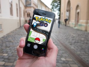 Ils appellent la gendarmerie à cause d'une voiture qui rôde dans le village : le conducteur était en réalité un chasseur de Pokémon