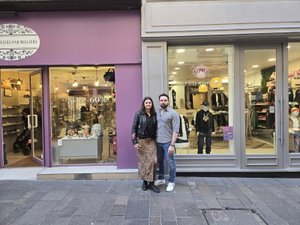 Après les souliers, les habits pour enfants de Christina et Nicolas Héran dans la rue Neuve de Rodez