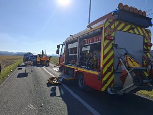 Elle fait toute une série de tonneaux mais reste sur la route, la jeune conductrice s'en sort par miracle