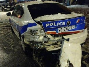 Ivre sur une route enneigée, il percute violemment une voiture de police : deux agents de 38 et 22 ans blessés