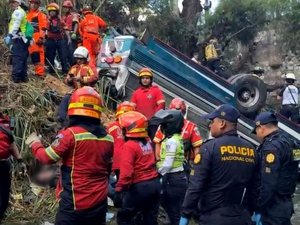 EN IMAGES. Le bus chute et s'écrase dans un ravin : au moins 51 morts dans un effroyable accident