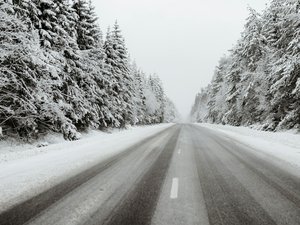 Conduite en hiver : outre le sel et le sable, découvrez ce remède très efficace contre le verglas