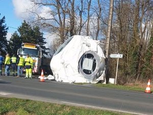 Un morceau d'éolienne de 50 tonnes s'échappe d'un convoi exceptionnel et tombe sur la route