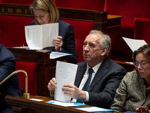 Projet de loi sur la fin de vie : François Bayrou souhaite scinder le texte en deux, la ministre de la Santé s'y oppose