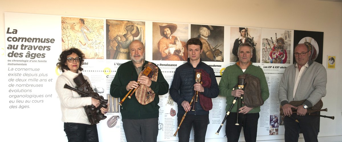 Violon en zinc, cabrette, cornemuse à miroir jouée à la cour de France... le musée de Cantoin rouvre avec de nouveaux instruments atypiques !