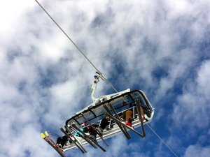 Drame dans la station de ski, une petite fille chute d'un télésiège : victime de plusieurs traumatismes, l'enfant se trouve dans un état grave