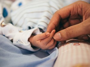 Le bébé est hospitalisé avoir après été 