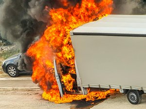 Coincé dans la cabine en flammes de son poids lourd sur l'autoroute A75, il ne doit sa vie qu'à un autre chauffeur routier