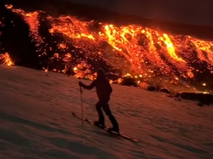 VIDEOS. Faire du ski sur l'Etna la nuit pendant une éruption volcanique, c'est possible