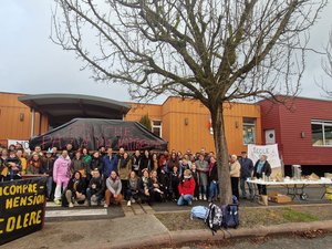 Mobilisation de parents en colère ce vendredi 14 février devant l'école de ce village de l'Aveyron