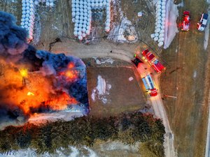 Le feu prend dans le hangar agricole, la bergerie s'embrase, plusieurs centaines de brebis meurent brûlées