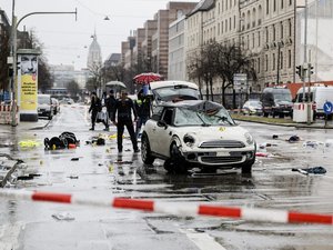 Une voiture fonce sur la foule en Allemagne : une femme et sa fille de 2 ans succombent à leurs blessures