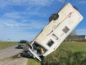 Nez dans le fossé et les roues en l'air, les gendarmes découvrent un camping-car accidenté dans une position improbable