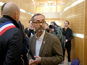 Que risque le maire de Béziers, Robert Ménard, après avoir refusé de marier un homme en situation irrégulière ?