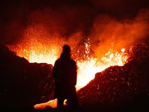 EN IMAGES. Le volcan de l'Etna entre en éruption, découvrez la véritable rencontre entre le feu et la glace