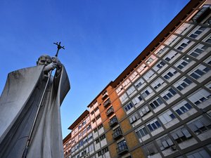 Le Pape François hospitalisé : virus, bactéries... Qu'est-ce l'infection respiratoire polymicrobienne dont souffre le souverain pontife ?