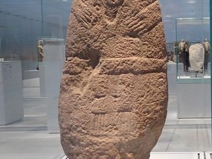 Avec la statue-menhir du Mas Capelier, un trésor de l'Aveyron s'invite au musée du Louvre-Lens