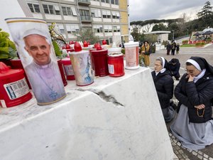 Mort du pape annoncée sur les réseaux sociaux : quel est le bilan de santé du souverain pontife hospitalisé pour quatrième fois depuis 2021 ?