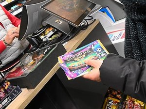 Après avoir volé une carte bancaire, des escrocs achètent des tickets à gratter et remportent 500 000 euros : à qui va revenir le jackpot ?