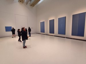 Exposition : au musée Pierre Soulages, le bleu de Geneviève Asse offre un moment de répit