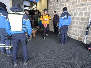 Dans les Pyrénées, des gendarmes réalisent un contrôle inopiné à la sortie des télécabines et découvrent du cannabis sur près de 20 % des skieurs