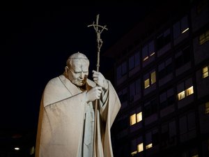 Le pape François hospitalisé : une démission du souverain pontife est-elle envisageable ?