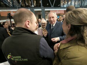 Salon de l'agriculture 2025 : François Bayrou se voit remettre... des fleurs comestibles de l'Aveyron