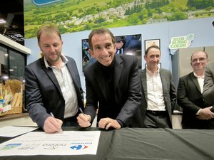 Salon de l'agriculture 2025 : le PDG de Carrefour, Alexandre Bompard, signe un contrat avec le veau d'Aveyron et du Ségala !