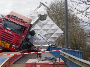 VIDÉO. Quand la chaudière manque de faire basculer le convoi exceptionnel de 165 tonnes par-dessus le pont