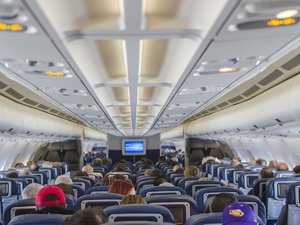 Voyage macabre dans l'avion : un couple assis plusieurs heures à côté d'un cadavre