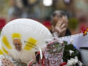 Santé du pape : hospitalisé depuis deux semaines, quel est l'état du souverain pontife ?